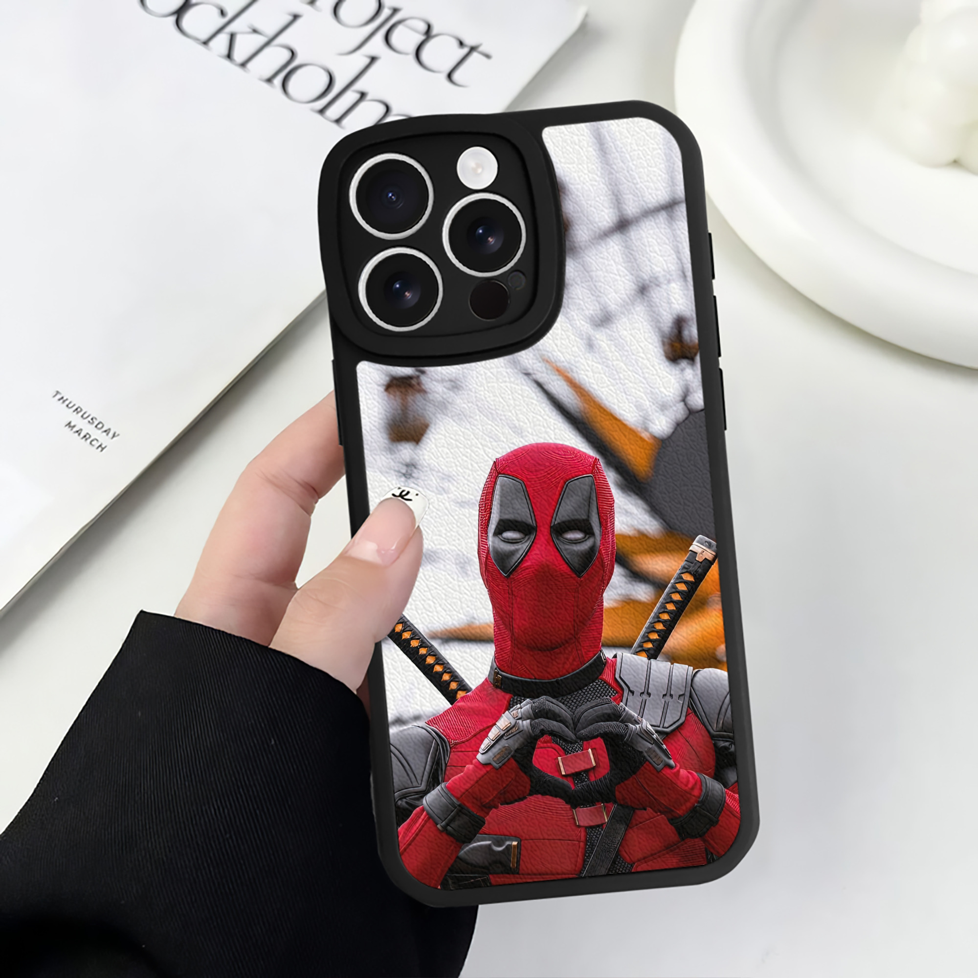 （画像用） Deadpool デッドプール 【iPhone 16シリーズ対応】シリコンスマホケース（レザー調） 材質：シリコン